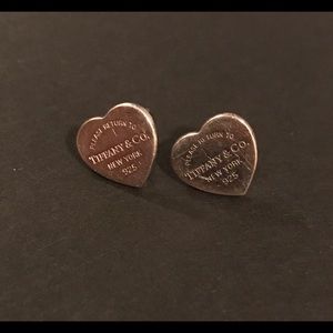 Tiffany’s mini heart tag earrings